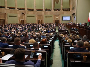[najnowszy sondaż] PiS ze spadkiem, choć dalej z wyraźną przewagą. Lewica i PSL poza Sejmem