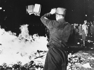 Szok. „Gazeta Wyborcza” o „paleniu książki prof. Roszkowskiego”