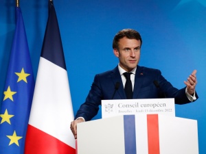 Macron będzie dzwonił do Putina. „Wezwę go do zaprzestania bombardowań”