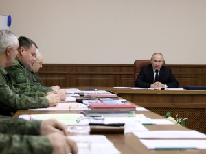 Władimir Putin w sztabie sił zbrojnych. Zwrócił się z pytaniem do dowódców