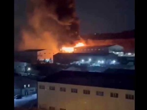 Płonie wielka fabryka w Rosji. Widać kłęby czarnego dymu [WIDEO]