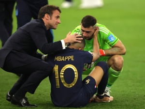 Macron wyszedł na boisko po porażce z Argentyną. Mbappe go zignorował [WIDEO]