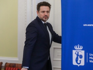 Lód na chodnikach w Warszawie. Trzaskowski mówi o... Niemczech [WIDEO]