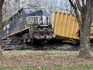 USA: Rozpędzony pociąg uderzył w ciężarówkę. Dramatyczny wypadek [WIDEO]