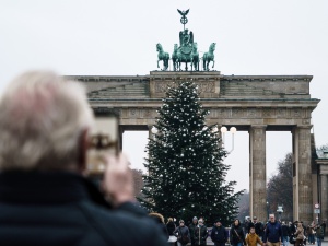 Berlin: Aktywiści klimatyczni zniszczyli świąteczną choinkę