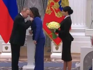 Najpierw szeptała do ucha Putina. Później powiedziała, co myśli o Ukraińcach [WIDEO]