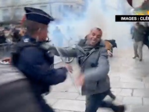 Demonstranci podpalają śmietniki i wznoszą barykady. Zamieszki po strzelaninie w Paryżu [WIDEO]