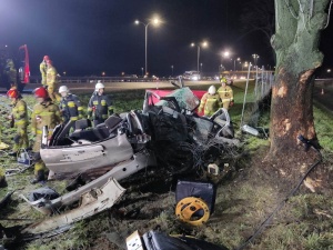 Mazowieckie: Dramatyczny wypadek. Auto rozbiło się na drzewie