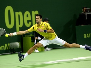 Novak Djokovic rok temu został deportowany z Australii. Teraz jedzie po wielkoszlemowy tytuł