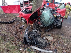 Dramatyczny wypadek pod Człuchowem. Auto kompletnie zmiażdżone