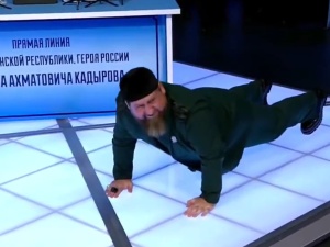 Ramzan Kadyrow zrobił 35 pompek w programie na żywo. Internauci w śmiech [WIDEO]
