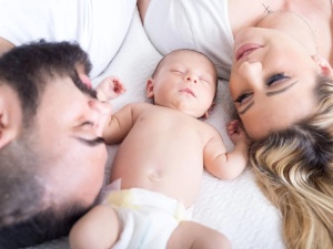 Koniec z Rodzicem 1 i Rodzicem 2. Rząd Giorgii Meloni przywraca określenia Mama i Tata