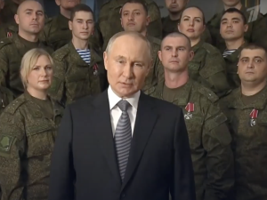 Putin wygłosił noworoczne orędzie. Tajemnicza kobieta za jego plecami 