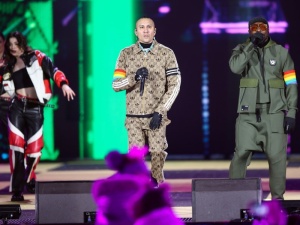 Black Eyed Peas w tęczowych opaskach na Sylwestrze Marzeń. Po występie lider zespołu pokłócił się… z posłem Solidarnej Polski