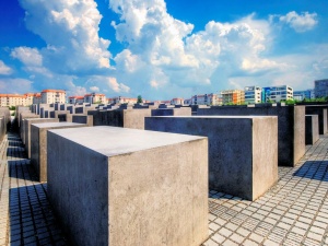 Antysemityzm w Niemczech. Plucie i atak fizyczny przy Pomniku Pomordowanych Żydów Europy