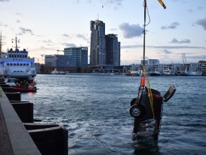 Gdynia: Samochód wjechał do basenu portowego. Kierowca nie żyje