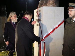 Biskup Niezłomny. W Ustrzykach Dolnych odsłonięto pomnik abp. Ignacego Tokarczuka