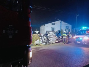 Groźny wypadek w Osobnicy. Uderzyła w betonowy przepust