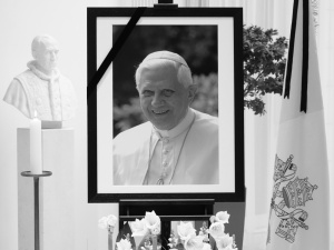 Pogrzeb Benedykta XVI. Od świtu wierni gromadzą się na placu Świętego Piotra