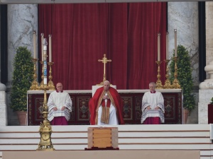 Papież Franciszek: Benedykt XVI był świadkiem Ewangelii, którą krzewił podczas swego życia