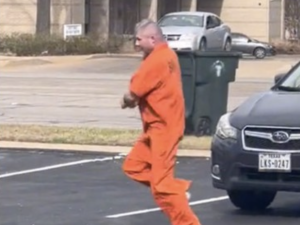 USA. Wybił szybę i uciekł z więźniarki. Jest nagranie 