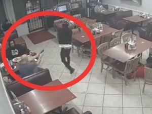 Napadł na restaurację i chciał obrabować klientów. Nie tylko on miał broń [WIDEO]
