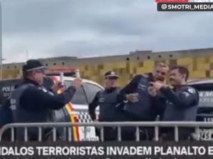 To nagranie daje do myślenia. Brazylijskie budynki rządowe w rękach demonstrantów. Policja z protestującymi? [VIDEO]