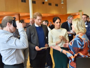 Burza w Pałacu Buckingham. Książę Harry: „Znalazłem żonę szlochającą na podłodze”