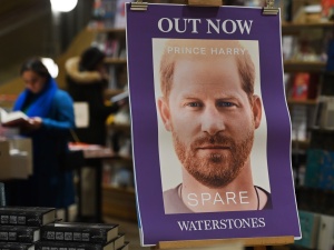 „Książę Harry strollowany”. Tajemnicza ciężarówka przed Pałacem Buckingham