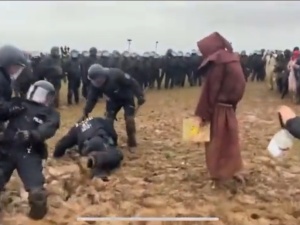 Niemiecka policja walczy z ekologami i błotem. To nagranie podbija sieć [VIDEO]