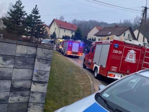 Wypadek busa wiozącego przedszkolaki. Jedno z dzieci wypadło przez okno