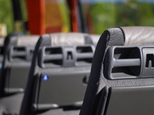 Autokar z dziećmi wypadł z drogi. Uderzył w busa i staranował ogrodzenie