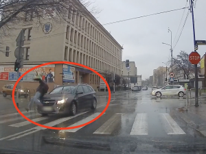 Policja publikuje wstrząsające nagranie z potrącenia pieszego [WIDEO] 
