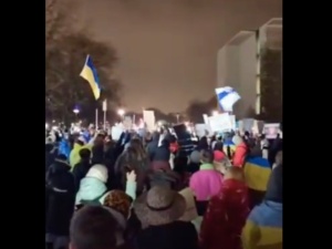 „Wstyd! Wstyd! Wstyd!”. Niemcy protestują przeciwko Scholzowi [WIDEO]