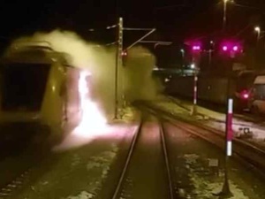 Pociąg widmo. Płonący skład bez kontroli na torach [WIDEO]