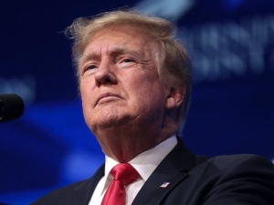 Trump krytykuje decyzję USA. „Najpierw czołgi, potem atomówki”