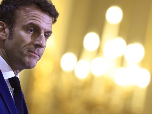 Macron zapowiada, że... będzie nadal rozmawiać z Rosją