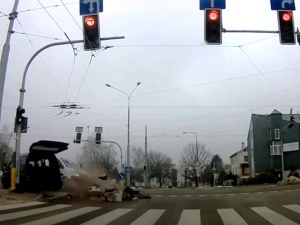 Niebezpieczny wypadek w Lublinie. Kierowca zignorował czerwone światło [WIDEO]