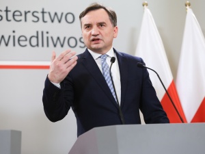 „Bruksela sięga łapami po polskie dzieci”. Nowa procedura KE przeciwko Polsce