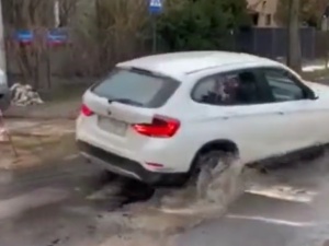 [WIDEO] Szokujące sceny w Łodzi. Dziura w ulicy na prawie metr