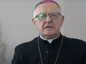 Musiałem być odpowiedzialny. Bp Dajczak o rezygnacji z powodu pocovidowych ataków depresji [video]