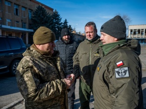 „Jest trochę jak w filmie sensacyjnym”. Jak Polacy docierają z pomocą do strefy zero