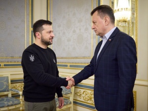 Szef MON składał kwiaty przed flagą UPA? Jest reakcja resortu