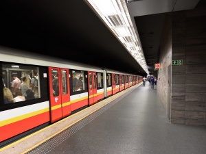 Incydent w warszawskim metrze. Wandale uciekli do tunelu, musieliśmy odciąć napięcie