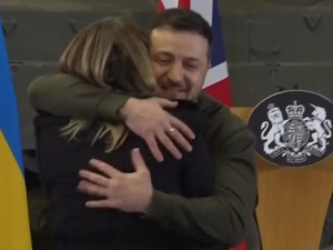 Zaskakująca sytuacja na konferencji prasowej Zełenskiego. „Chciałabym bardzo pana przytulić” [WIDEO]