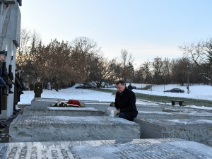 Szef MON i prezes IPN złożyli kwiaty w 80. rocznicę mordu UPA w Parośli