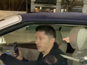 Robertowi Lewandowskiemu puściły nerwy. Oto co zrobili kibice Barcelony [WIDEO]