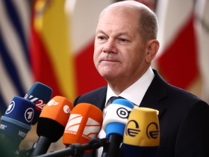 Niemiecki kanclerz chowa się za plecami Bidena? Der Spiegel krytykuje postawę Scholza