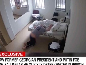 Saakaszwili czołga się, bo nie da rady chodzić. Ujawniono szokujące nagranie 