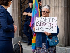 Szarpała i wyzywała policjantów. Sąd prawomocnie uniewinnił „Babcię Kasię”
